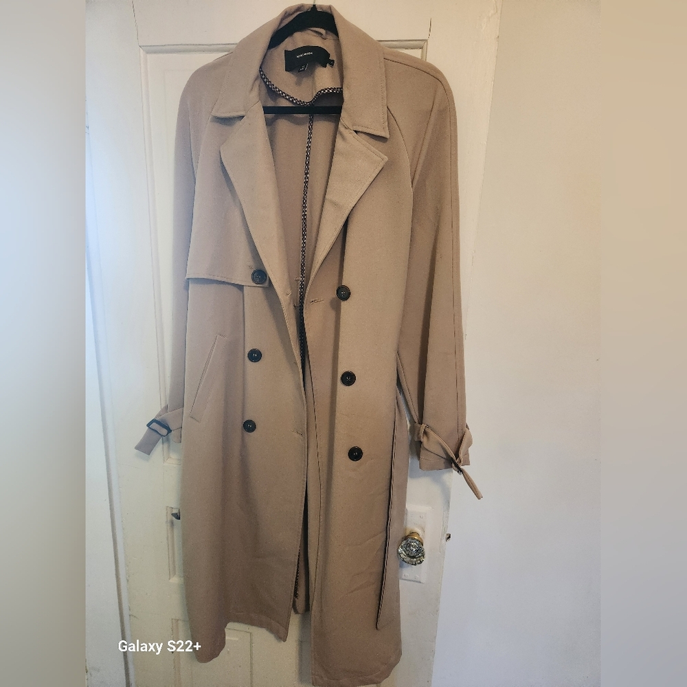 Classic Beige Trench Coat with Water-Resistant Fabric and Belted Waist